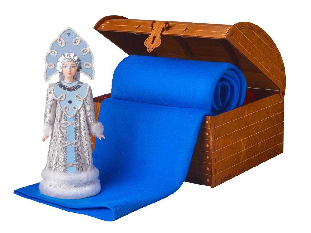 Подарочный набор: кукла фарфоровая, плед флисовый (30783)